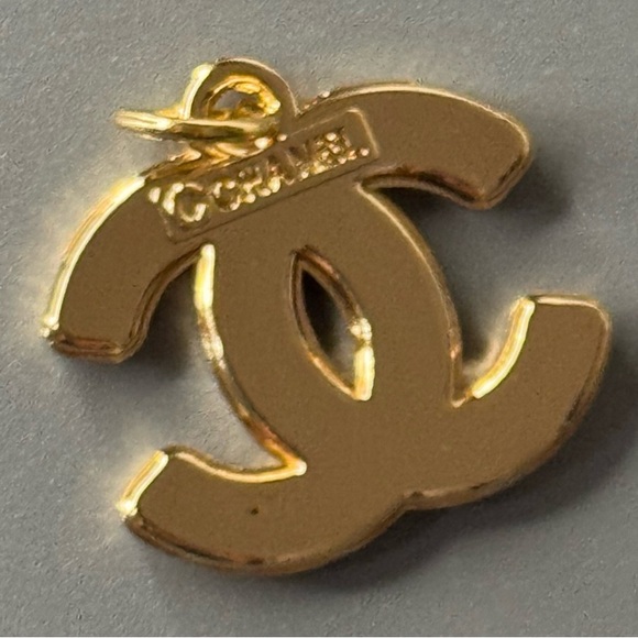 💯 Authentic CHANEL Gold and White Interlocking C charm - Picture 6 of 7